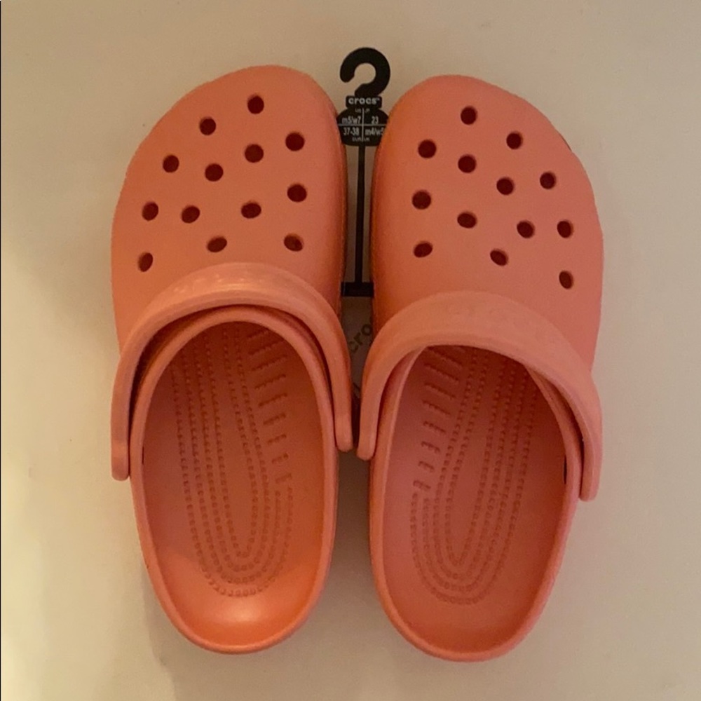 WOMENS SIZE 7 PINK CROCS! NEVER BEEN USED!!